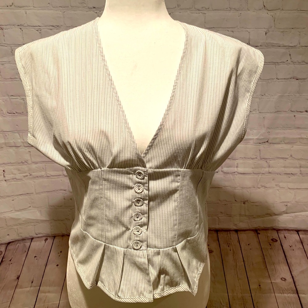 Sleeveless V-neck button front top